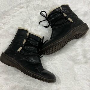 UGG Caspia Sheepskin Lined Leather Ankle Boots Size 8